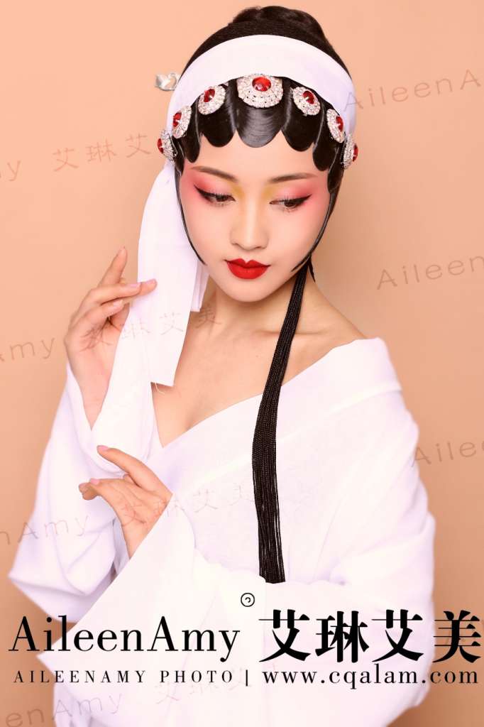 戏曲演员的妆容一直让人觉到很神秘.